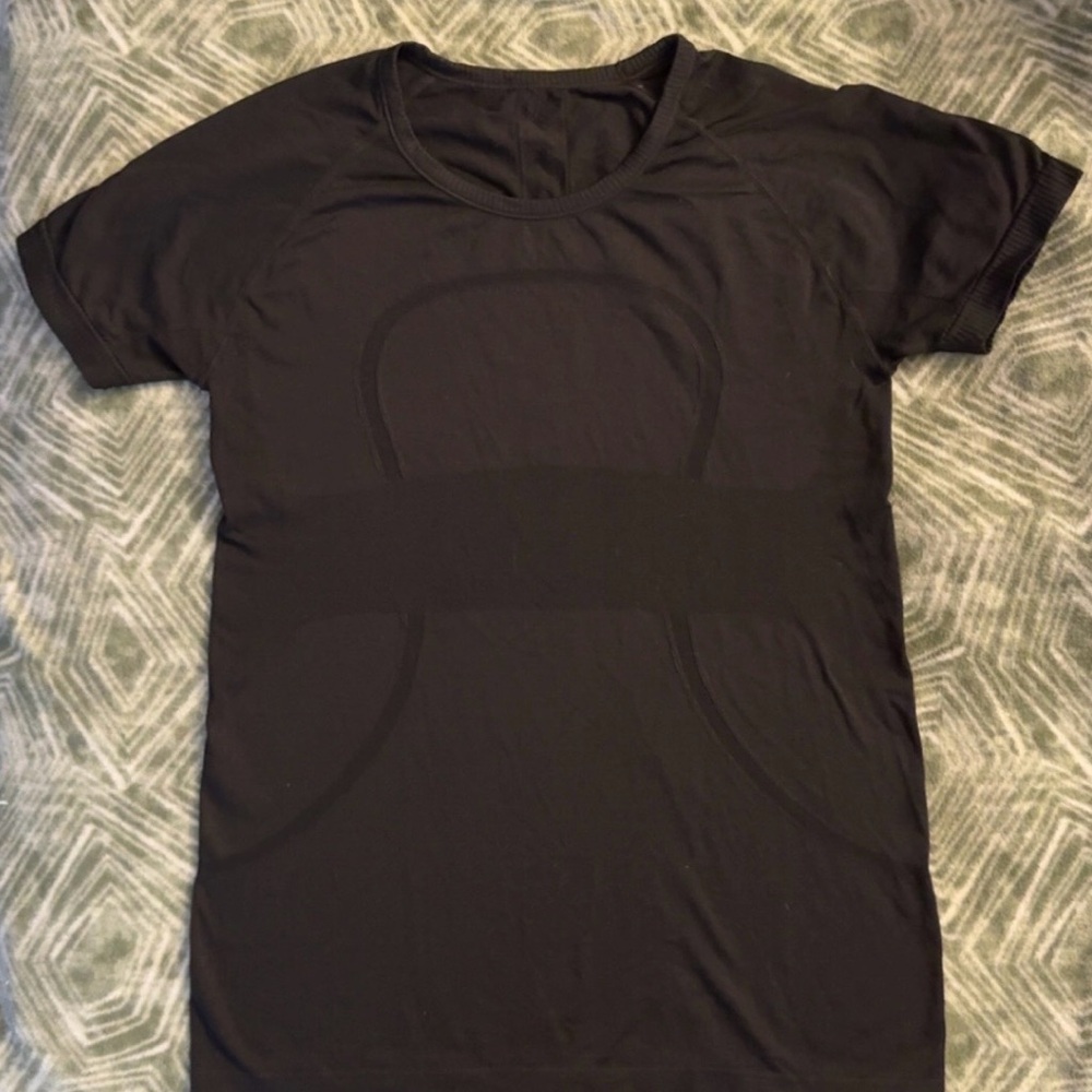 LULULEMON Classic Black Women's Fitted work out top. Like New without tags